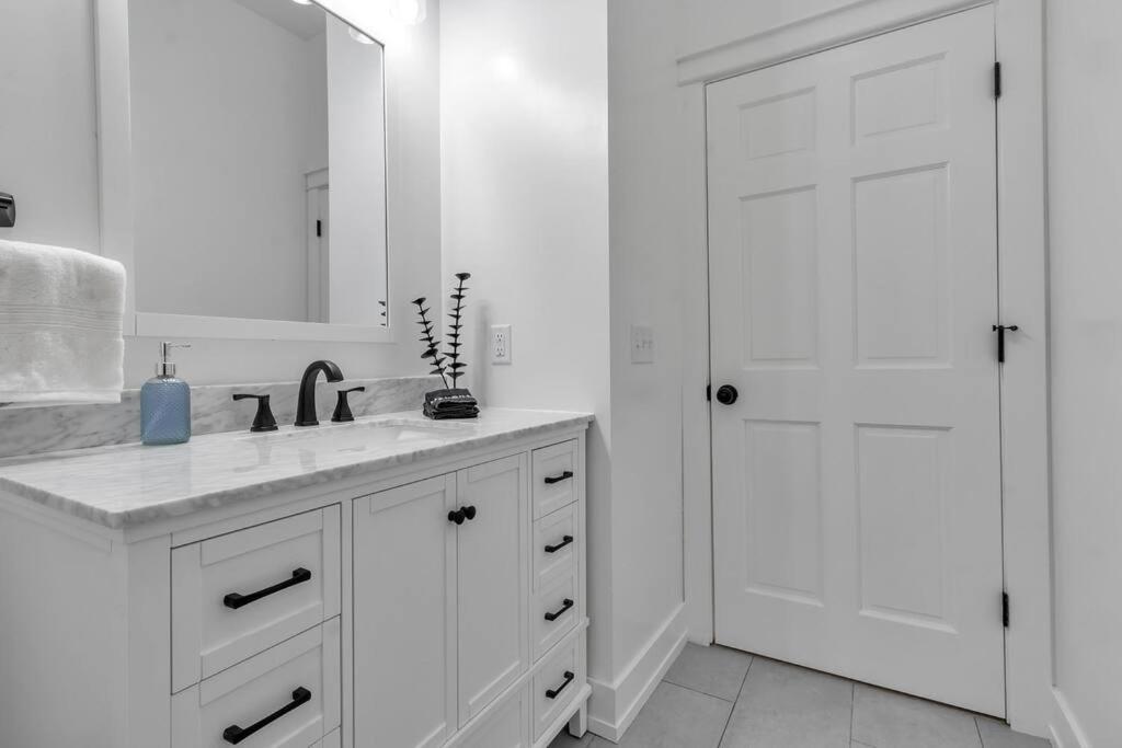 דירות באפלו Carriage House Loft - King Bed And Garage Parking מראה חיצוני תמונה